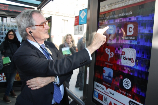 The Mayor of Barcelona, Xavier Trias, showing another another Smart City device (by J. Molina)