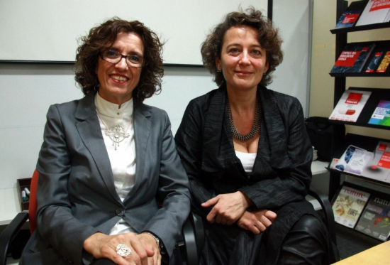 The Director of Biocat Montserrat Vendrell, and the author of the report, Adela Farré (by ACN)