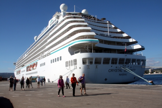 Tourists arriving at Palamós on the Crystal Serenity cruise ship (by ACN)