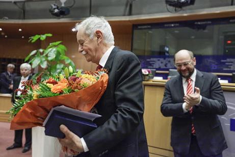 Eduardo Mendoza (left) received the prize from Martin Schulz (right) (by European Union 2013 - EP)