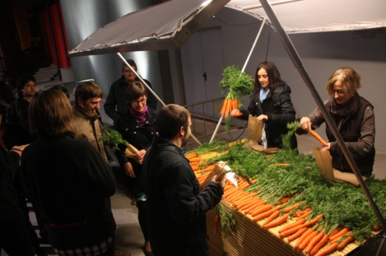 The staff of Bescanó's theatre selling carrots in November 2012 (by N. Guisasola)
