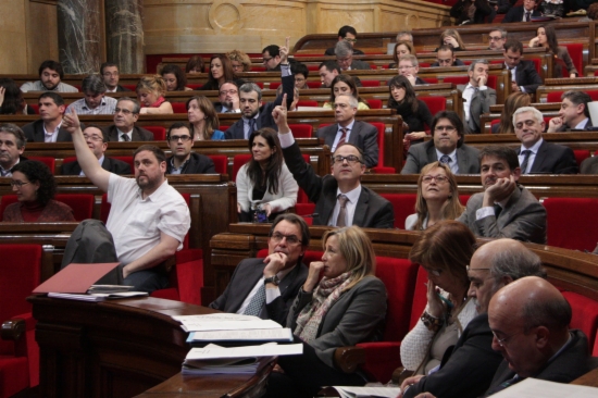 MPs voting the Catalan Government's budget for 2014 (by P. Mateos)