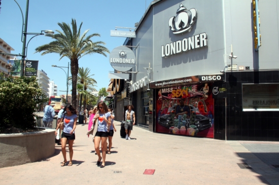 Tourists walking in Lloret de Mar (by ACN)