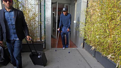 Neymar has an ankle injury and uses crutches (by FC Barcelona)