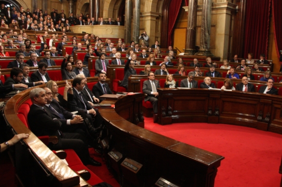 The Catalan Parliament voting the bill (by A. Moldes)
