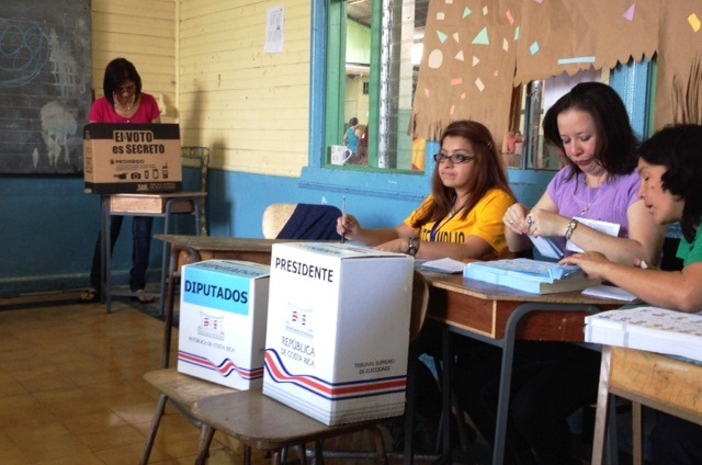 A polling station in Costa Rica (by Diplocat)