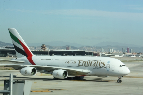 The Emirates A380 arriving at Barcelona El Prat Airport (by E. Romagosa)