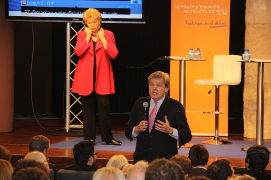 Iñigo Méndez de Vigo addressing the audience in front of Viviane Reding (by ACN)