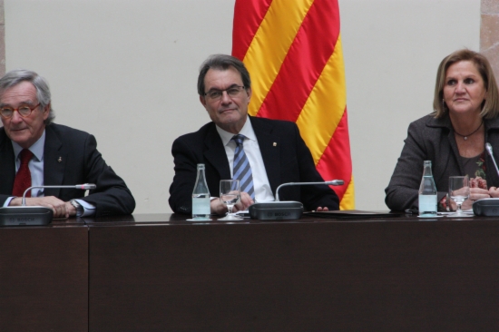 The Catalan President, Artur Mas (centre), on Wednesday, at the second meeting of the National Alliance for the Right to Self-Determination (by R. Garrido)