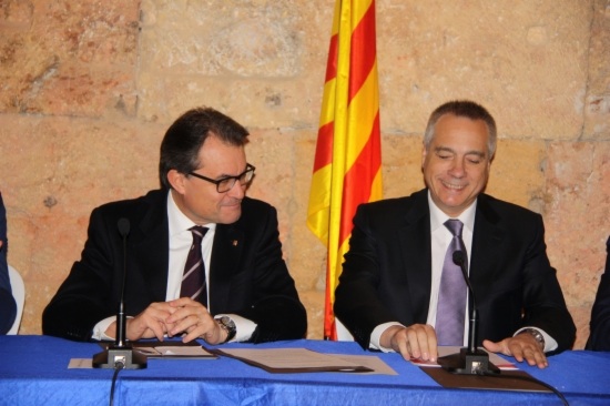 Artur Mas (left) and Pere Navarro (right) signing the agreement for BCN World (by ACN)