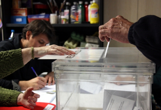A person voting in Catalonia (by ACN)