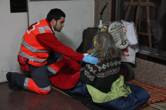 The Red Cross assisting a homeless person a few weeks ago (by ACN)