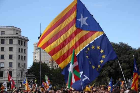 A Catalan independence flag next to a European Union one, in the last massive demonstration for independence (by A. Moldes)