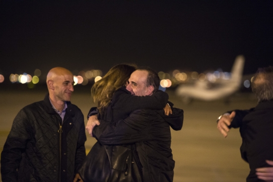 Marc Marginedas hugging his sister at El Prat Airport (by El Periódico)