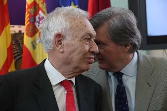 The Spanish Foreign Affairs Minister, José Manuel García-Margallo (left) talking in Barcelona with his Deputy Minister for EU Affairs, Méndez de Vigo (by R. Garrido)