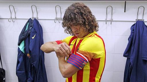 Carles Puyol holding Barça's captain bracelet (by FC Barcelona)