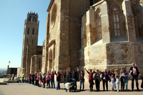 The human chain formed around Lleida's Seu Vella Cathedral (by X. Lozano)