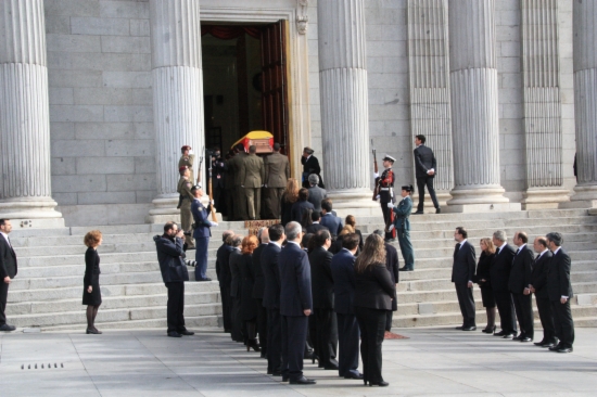Adolfo Suárez's coffin entering into the Spanish Parliament's Lions Gate, which is only open for the most solemn occasions (by R. Pi de Cabanyes)