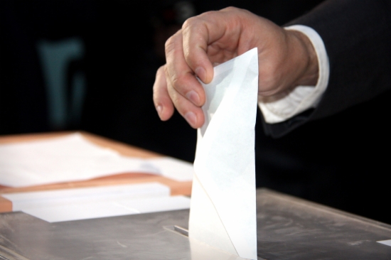 A person voting in Catalonia (by ACN)