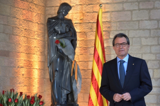 Artur Mas addressing the press on Sant Jordi Day (by P. Mateos)