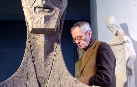 Josep Maria Subirachs next to one of his sculptures (by Premsa Basilica de la Sagrada Familia)