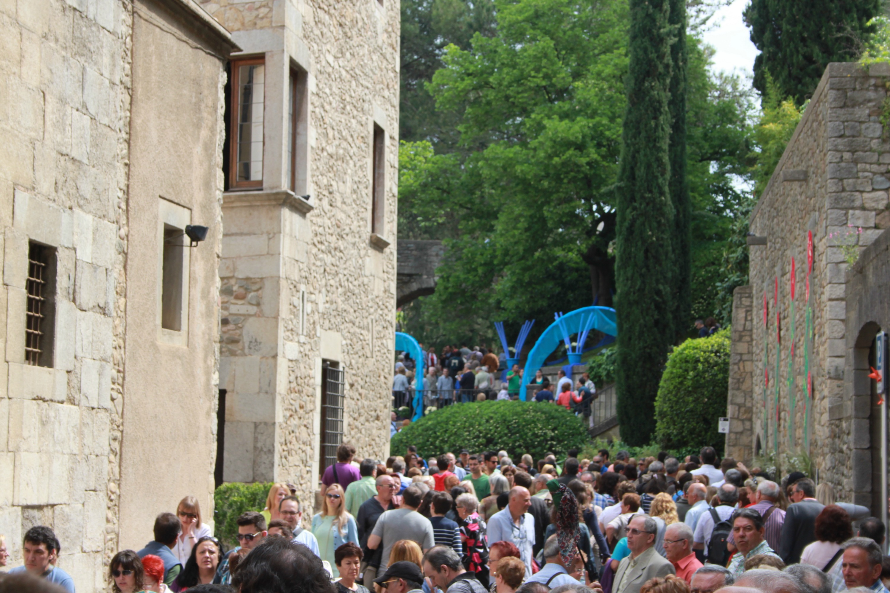 People enjoying Temps de Flors festival (by Aleix Mercader)