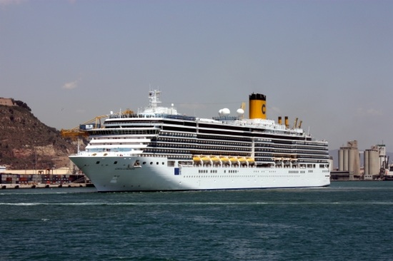 One of this weekend's cruise ships in Barcelona Port (by J. R. Torné)
