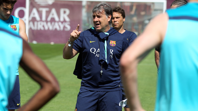 Tata Martino training Barça on Friday, the day before the Spanish League final against Atlético Madrid (by FC Barcelona)