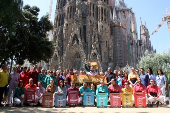 Representatives of the different 'castellers' groups presenting the action's banners (by L. Roma)