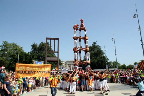 A traditional Catalan human tower built in Geneva's Place des Nations (by M. López)