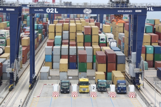 Containers at HPH's BEST terminal in Barcelona's Port (by J. Molina)