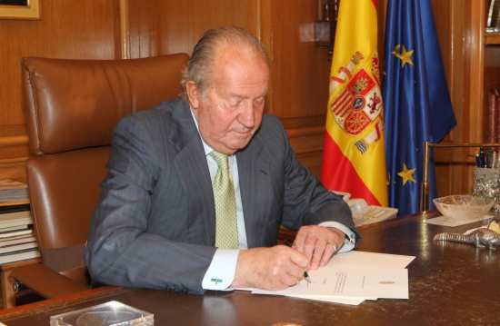 King Juan Carlos signing his abdication (by Casa Real / La Zarzuela)