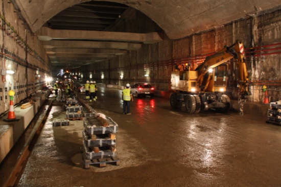 Workers setting up the train tracks within the L9 tunnel (by J. Molina)