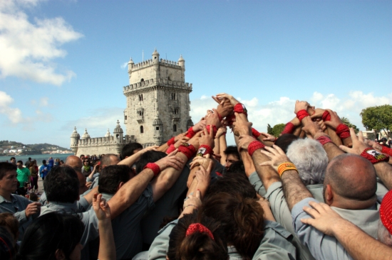 Building the base on which the human tower will stand in front of Lisbon's Torre de Bélem (by M. Belmez)