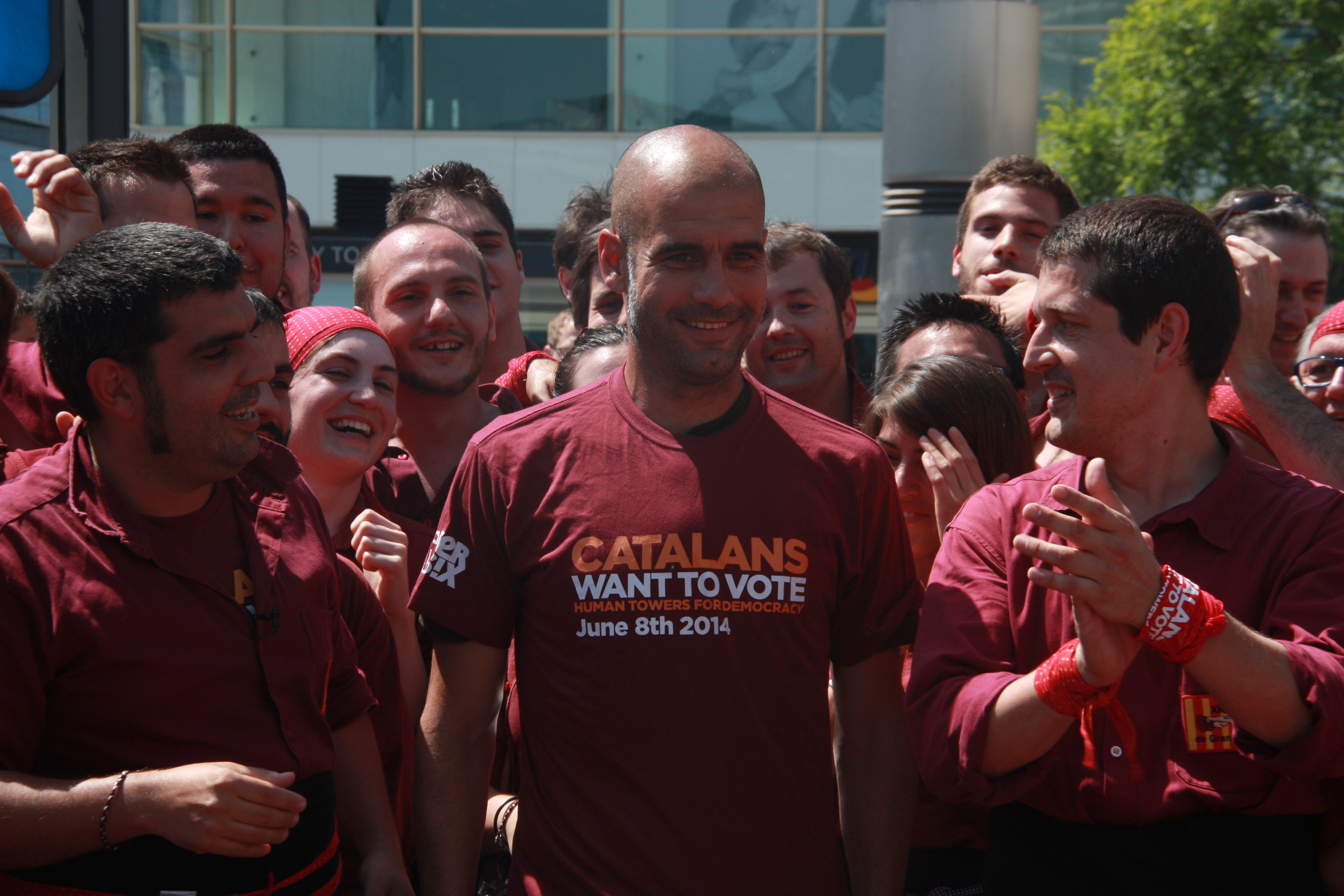 Manchester City's Manager, Catalan Pep Guardiola wearing a T-shirt reading 'Catalans want to vote' (by ACN)