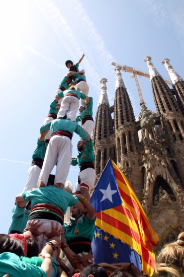 The human tower built in front of the Sagrada Família, at the same time than those in the rest of Europe (by M. Martí)