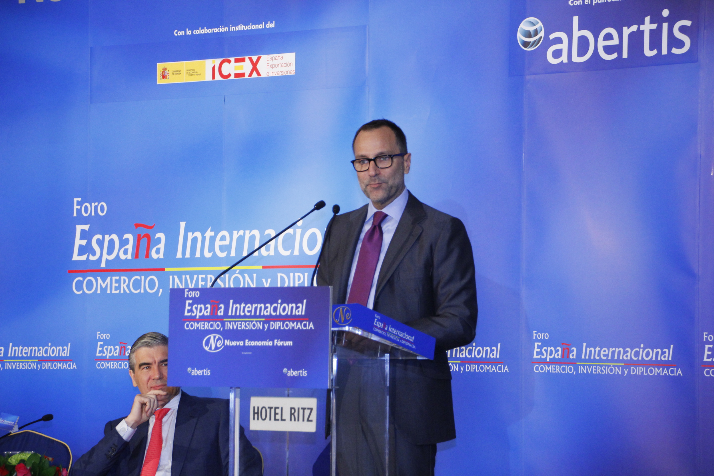 The US ambassador in Spain, James Costos (by Nueva Economia Forum)