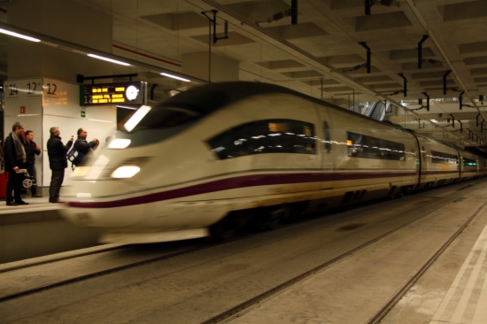 A high-speed train in Girona (by ACN)
