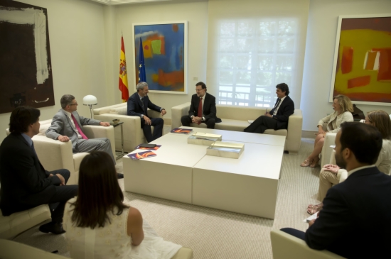 The Spanish PM Mariano Rajoy (centre), meeting with representatives from Societat Civil Catalana (by La Moncloa)