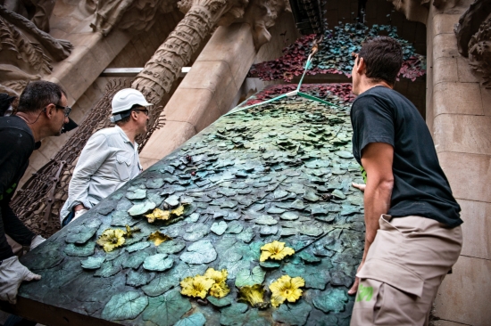 Setting up one of the 4 doors in the Sagrada Família's Nativity Façade (by E. Sendra)