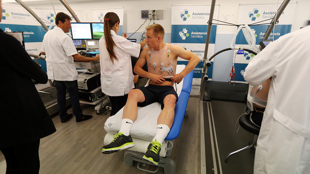Ter Stegen undertaking medical tests (by FC Barcelona)