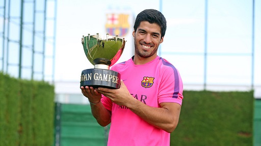 Luis Suárez with the Joan Gamper trophy (by FC Barcelona)