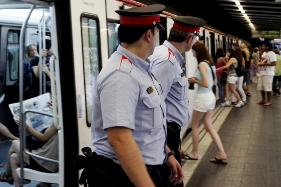 Catalan Police officers patrolling within Barcelona metro network (by O. Campuzano)