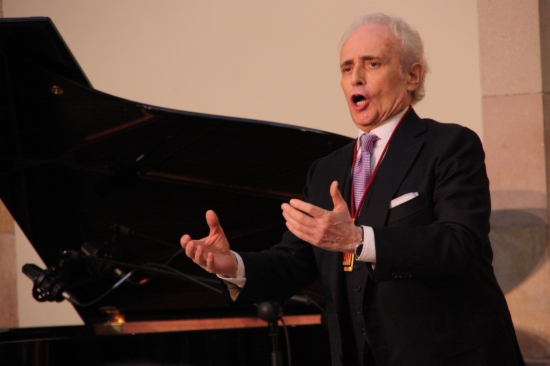 Josep Carreras, singing after receiving the Catalan Parliament's Golden Medal (by P. Mateos)