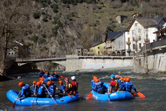 Tourists enjoying rafting at the Noguera-Pallaresa river, in the Catalan Pyrenees (by ACN)