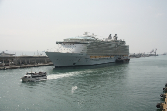 The Oasis of the Seas in the Port of Barcelona this last weekend (by J. Pérez)