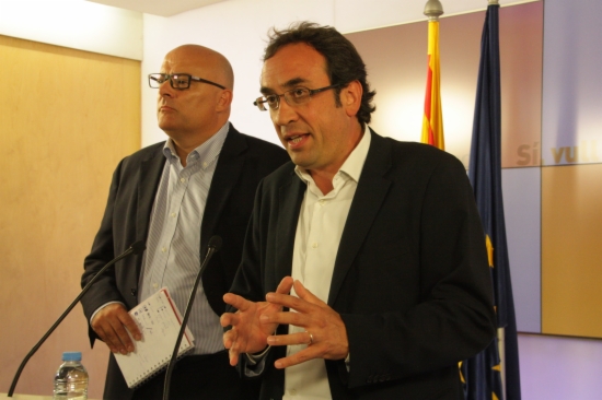 Two of CiU's leaders - Josep Rull (left) and Lluís Maria Corominas (right) - on Monday (by P. Mateos)