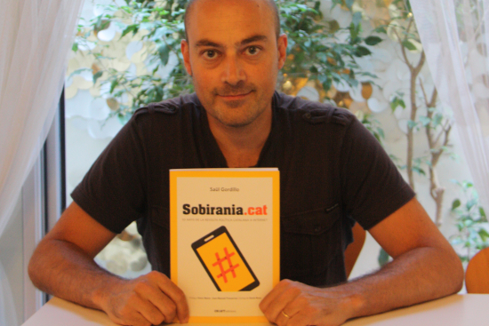 Journalist Saül Gordillo with his book on pro-independence actors on the Internet (by Rebecca Lock)