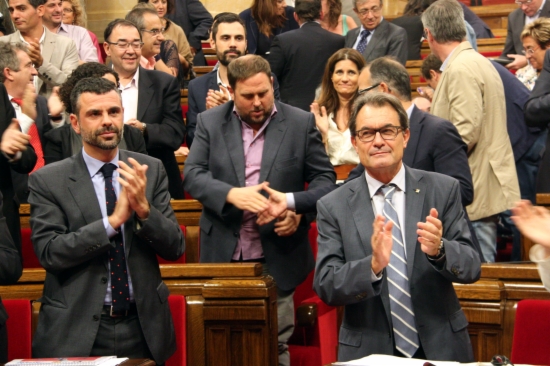 The Catalan President (right) welcomes the motion approved by a two-third majority of the Catalan Parliament votes (by R. Garrido)
