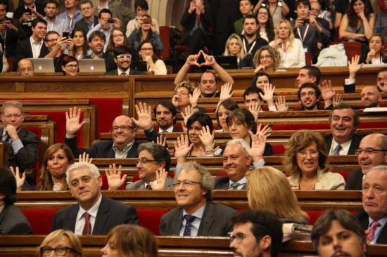 MPs from the PP raising their hands as a protest during the Catalan Parliament's vote (by R. Garrido)